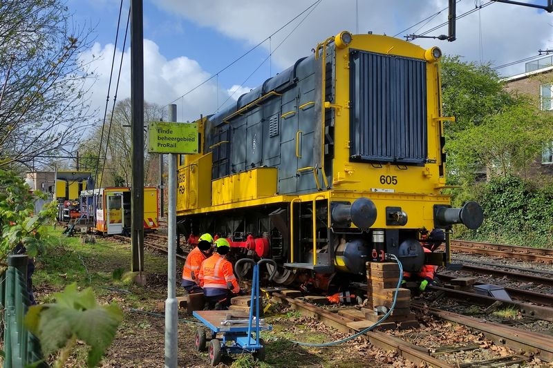 Museumlocomotief 605 van het Spoorwegmuseum herspoord door Incidentenbestrijders van ProRail